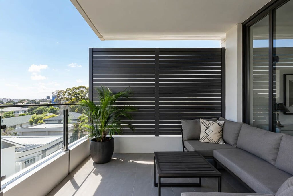 10 Outdoor Privacy Screen Ideas for Australian Backyard 9 aluminium louvre privacy screen balcony apartment australia